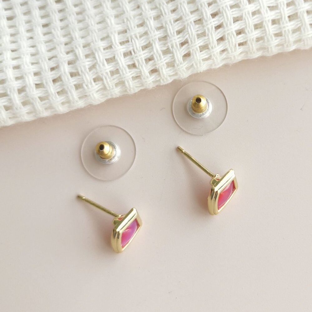 Kendra Scott Monica Light Burgundy Illusion Stud Earrings in Gold - Picture 4 of 4